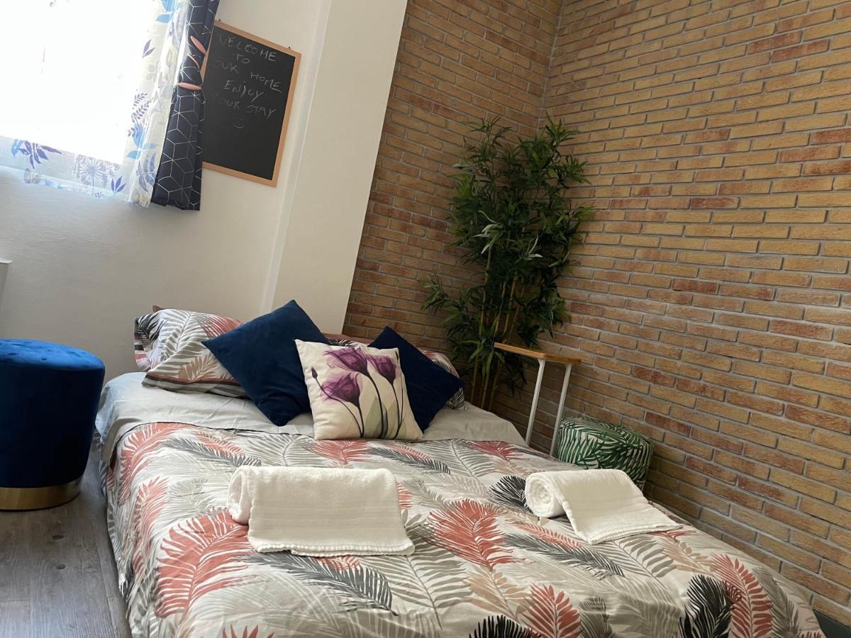Charming Elise- Close To Station Apartment